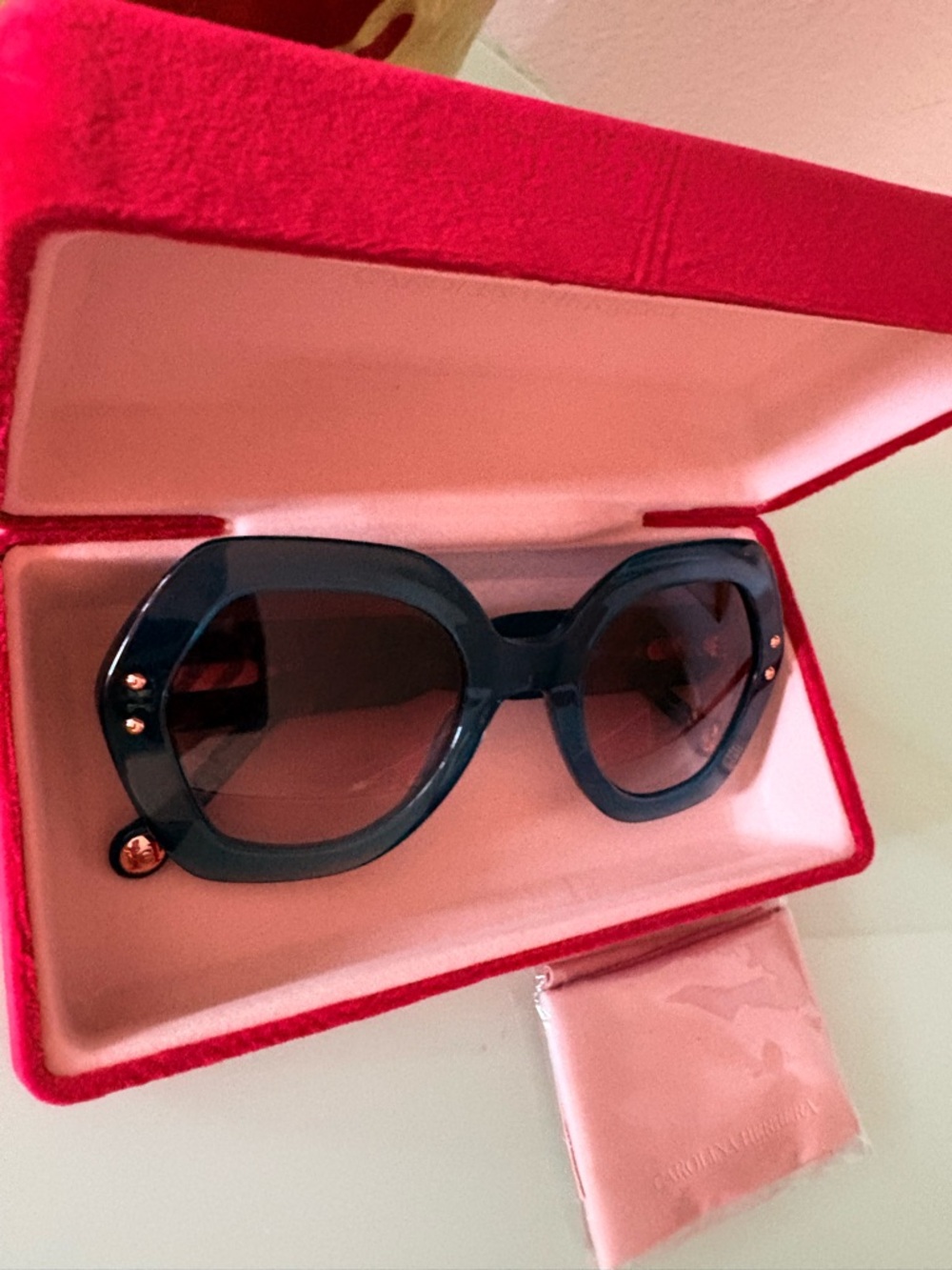 Carolina Herrera Oversized Sunglasses with Original Case - Picture 4 of 15